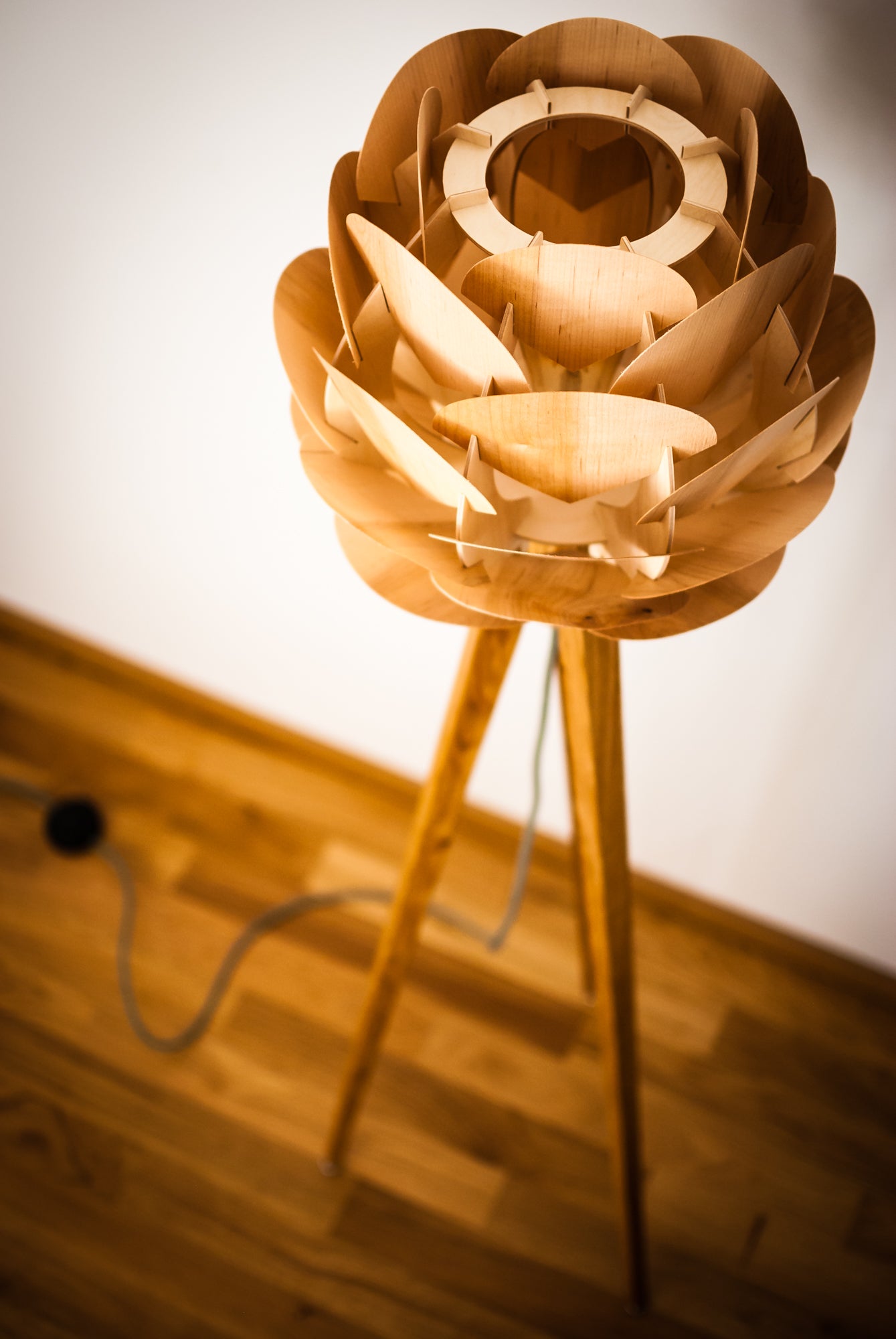 Tripod Stehlampe Holzblüte – Esche