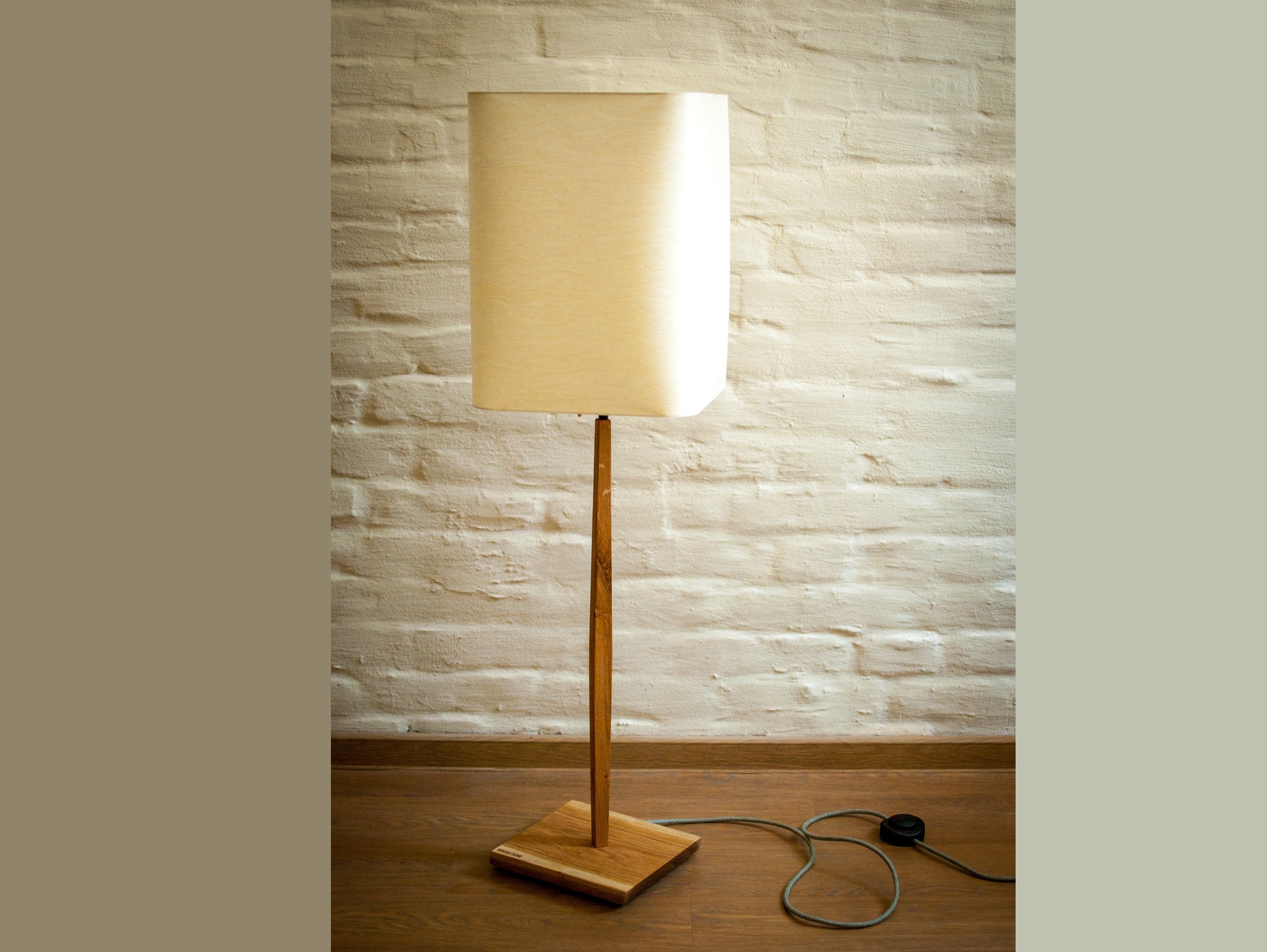 Stehlampe Furnier Quader weiß – Eiche/Buche
